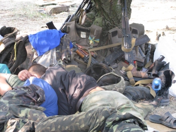 Как чиновники могут идти на выходные, когда солдаты спят на земле? - волонтер