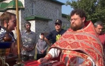 Под Киевом священника облили томатным соком и дали неделю уехать из Украины (видео)