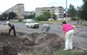 Жители Макеевки прогоняют сепаратистов и зарывают окопы - соцсети (видео)