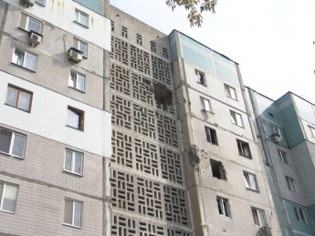 Очевидцы засняли попадание снаряда в многоэтажку в Донецке