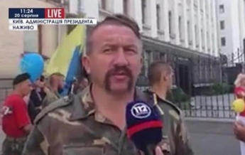 Майдановцы под АП требуют отменить военный парад на День независимости (видео)