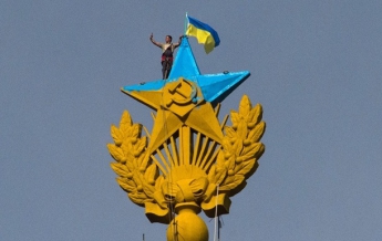 Порошенко увидел символизм в вывешеном украинском флаге в Москве (видео)
