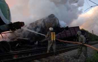 В Черкасской области сошел с рельсов грузовой поезд, горят 11 цистерн с топливом (видео)
