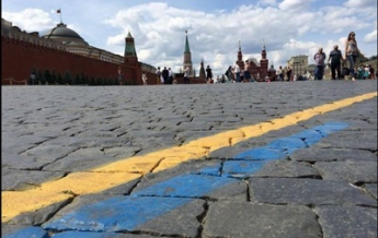 В Москве на Красной площади разрисовали асфальт в желтый и голубой