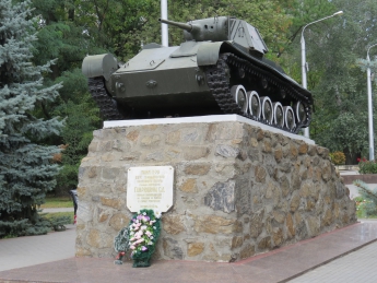 С танка на Братском кладбище в неизвестном направлении исчезла красная звезда. Происки провокаторов?