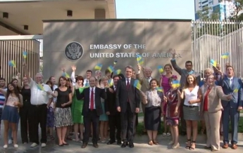 Ко Дню независимости сотрудники посольства США спели гимн Украины на 17 языках (видео)