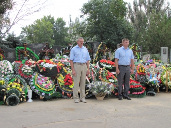 На могилу погибших героев возложили цветы (фото)