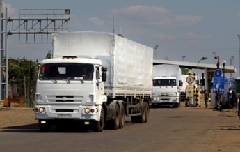 Первые грузовики из гуманитарной колонны вернулись в Россию