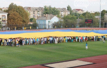 В Артемовске развернули самый большой флаг Украины (видео)