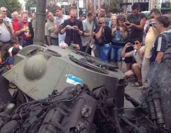 В Донецке террористы показали сгоревшую военную технику (фото)