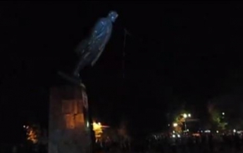 В Павлограде Днепропетровской области снесли памятник Ленину (видео)