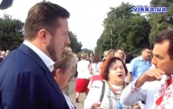 Депутат выступал на параде вышиванок под крики "Ганьба!" (видео)