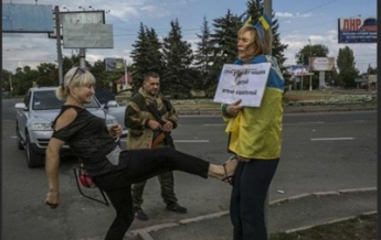 Милиция расследует избиение женщины с украинским флагом в Донецке
