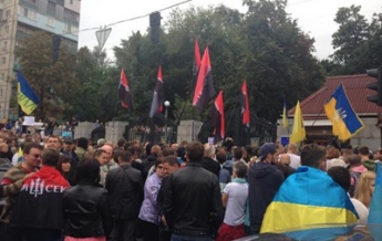 Колонна митингующих направилась от Генштаба в сторону Администрации Президента