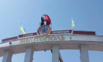 Коммунисту не дали повесить красный флаг на площади (фото)