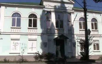 Вандалы изрисовали здание меджлиса в Симферополе (видео)