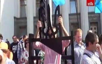 Активисты принесли под Раду гильотину с тризубом и требуют люстрации (видео)