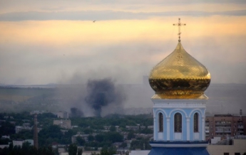 В Луганске в результате попадания снаряда загорелась СТО