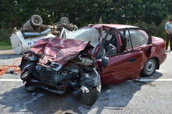 В Ровенской области грузовик столкнулся с автомобилем, погибли четыре человека  (фото)