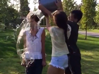 Семья Порошенко в поддержку флэшмоба облилась холодной водой (видео)