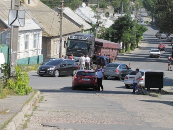 Фура с углем из Донбасса провалилась на дороге - "обманке" (фото)