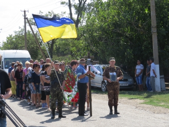 Бойца, который погиб от взрыва мины под Мариуполем, похоронили в родном селе (видео)