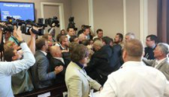 В Киевсовете возникла потасовка между представителями фракций Ляшко и Кличко (видео)