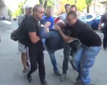 В Одессе чиновника Правый сектор затолкал в мусорный бак (видео)