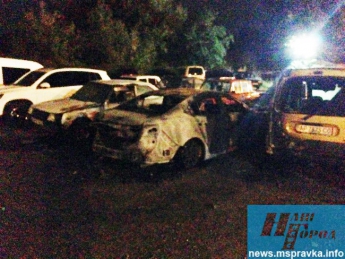 В Мелитополе взорвали Мазду-5? Огнем повреждены стоявшие рядом автомобили (фото)