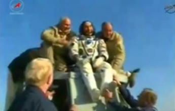 Капсула с тремя членами экипажа МКС успешно приземлилась в Казахстане (видео)