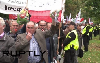 Фермеры с яблоками прошли маршем протеста по Варшаве (видео)