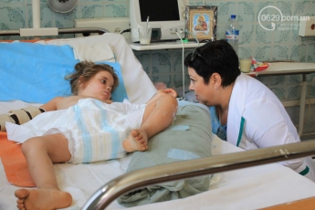 Раненую на Донбассе девочку, у которой нет родителей, везут в Запорожскую больницу