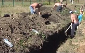 В Харьковской области активисты с самого утра копают окопы (видео)