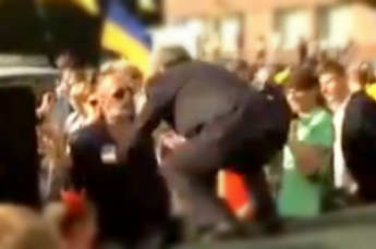 Видео с мэром Запорожья, который прыгает со сцены на митингующего, набирает просмотры в Интернете (видео)