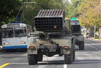 В двух районах Донецка слышны звуки залпов