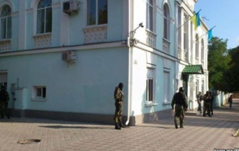 В Симферополе вооруженные люди проводят обыск в здании Меджлиса