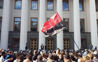 Активисты перекрыли улицу Грушевского и рвутся в Раду (видео)