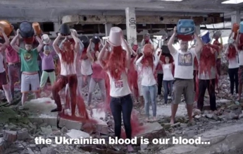 Blood Bucket Challenge. Европейцы облились "кровью" ради Украины (видео)