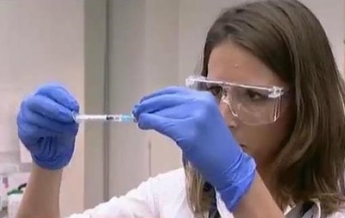 В Оксфорде начали испытывать вакцину от Эболы (видео)