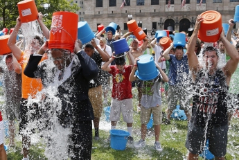 В США после благотворительной акции Ice Bucket Challenge скончался пожарный (видео)