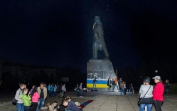 В Краматорске памятник Ленину разрисовали в сине-желтые цвета (видео)
