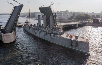 Крейсер Аврора отправили на ремонт