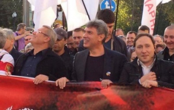 Лидеров оппозиции забросали яйцами на Марше мира в Москве