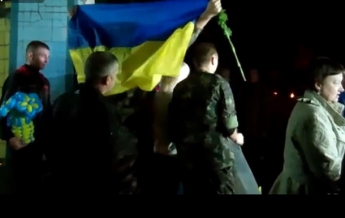 В Днепропетровск вернулись 24 освобожденных из плена украинских солдата (видео)