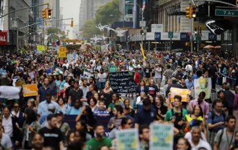 В Нью-Йорке задержаны манифестанты, протестующие за защиту климата (видео)