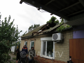 Дождется ли семья, чей дом развалило упавшее дерево, помощи от городской власти (фото)