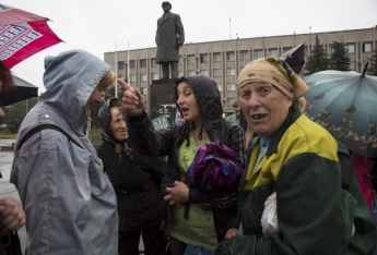 "Эх, заживем!" - думали сторонники ДНР, а остались без зарплат, - жительница Донбасса