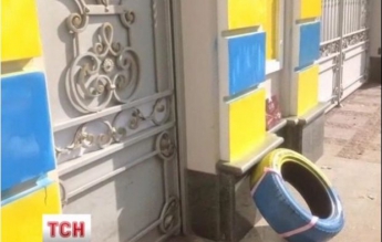 Порошенко празднует день рождения: активисты подарили президенту шину и конфеты