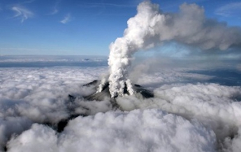 Более 30 человек пропали без вести после извержения вулкана в Японии