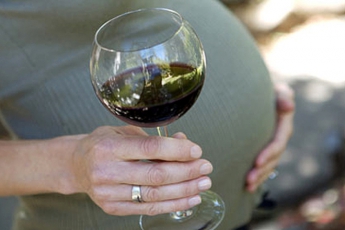 Каждая третья женщина в мире употребляет алкоголь во время беременности